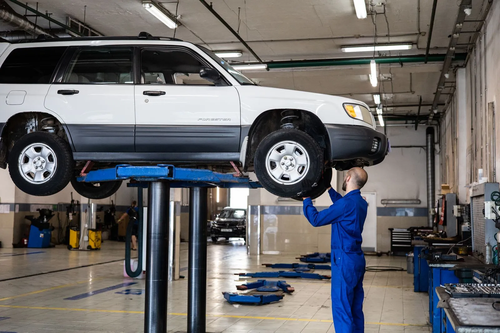 Auto hooldus töökojas tõstukil