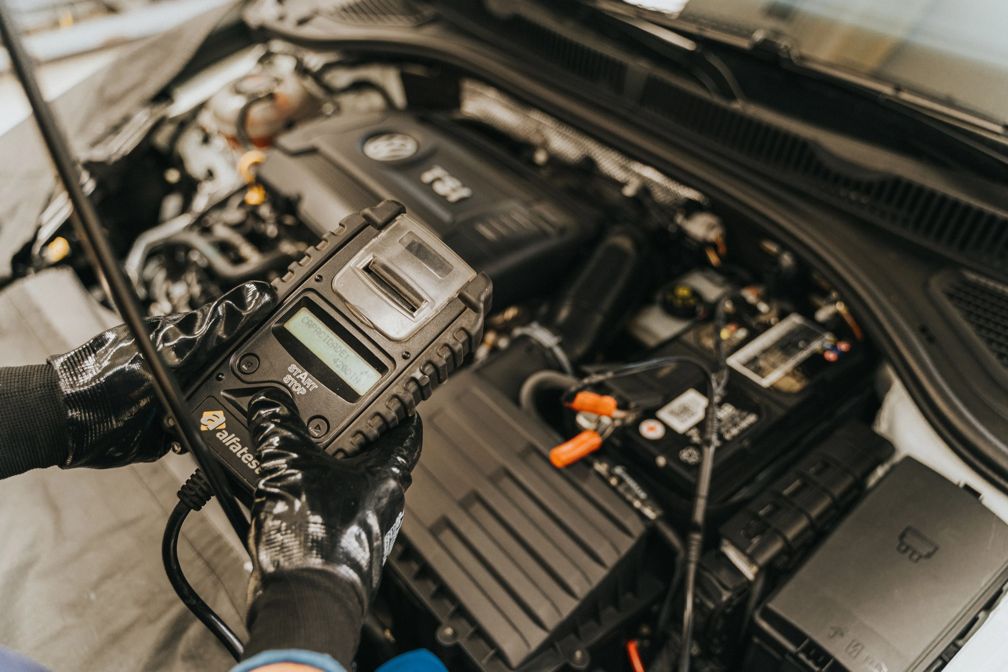 Autodiagnostika töö auto mootoriruumis